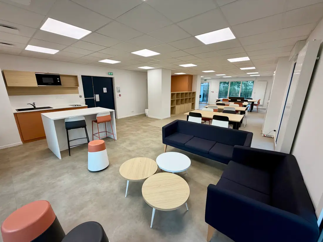 Espace coworking de la résidence Impul'S à Rennes : cuisine partagée, canapés et tables de travail