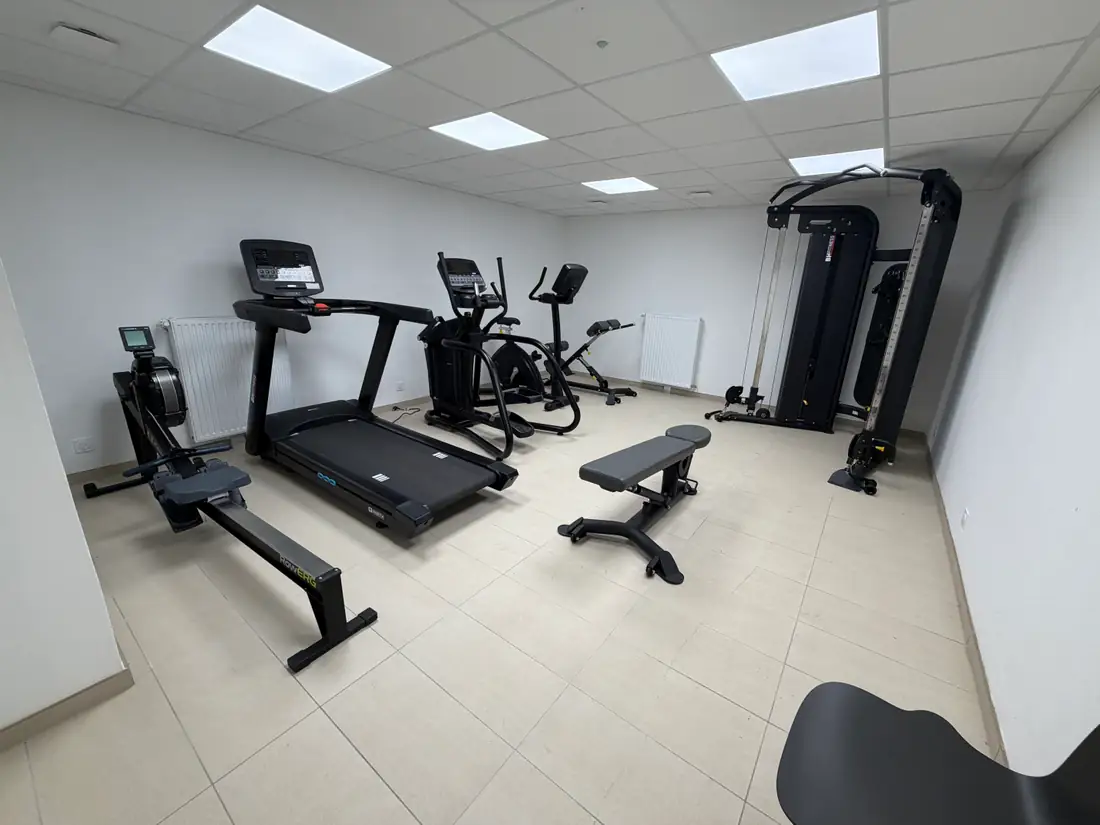 Salle de sport de la résidence Impul'S à Rennes : tapis de course, rameur et appareils de musculation