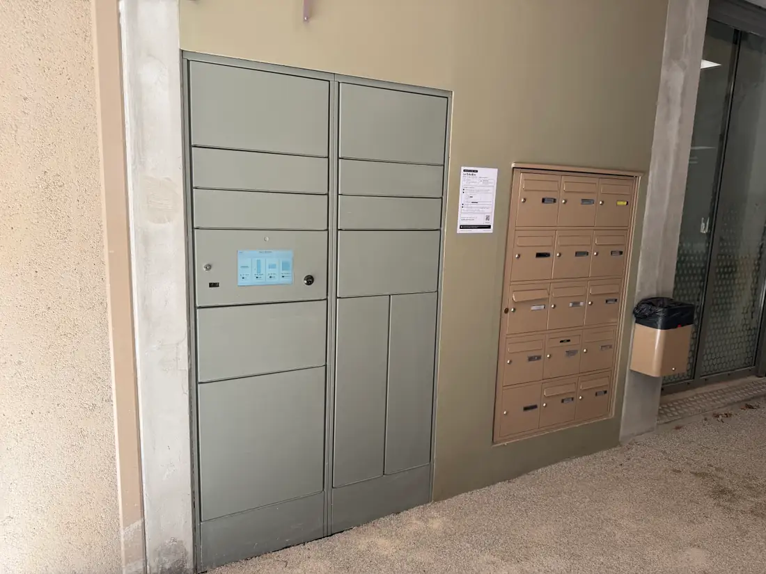 Consigne à colis connectée OubaBox dans le hall de la résidence O'Jardin, à côté des boîtes aux lettres