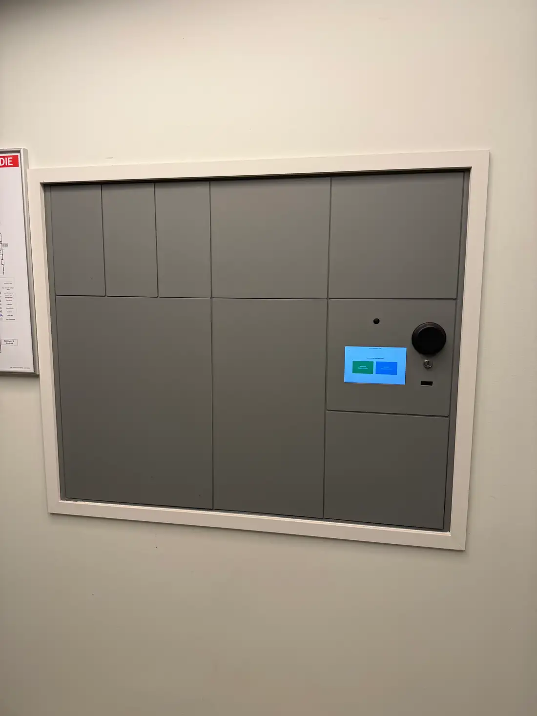 Consigne à colis connectée OubaBox encastrée dans le hall de la résidence Wellcome Cocoon