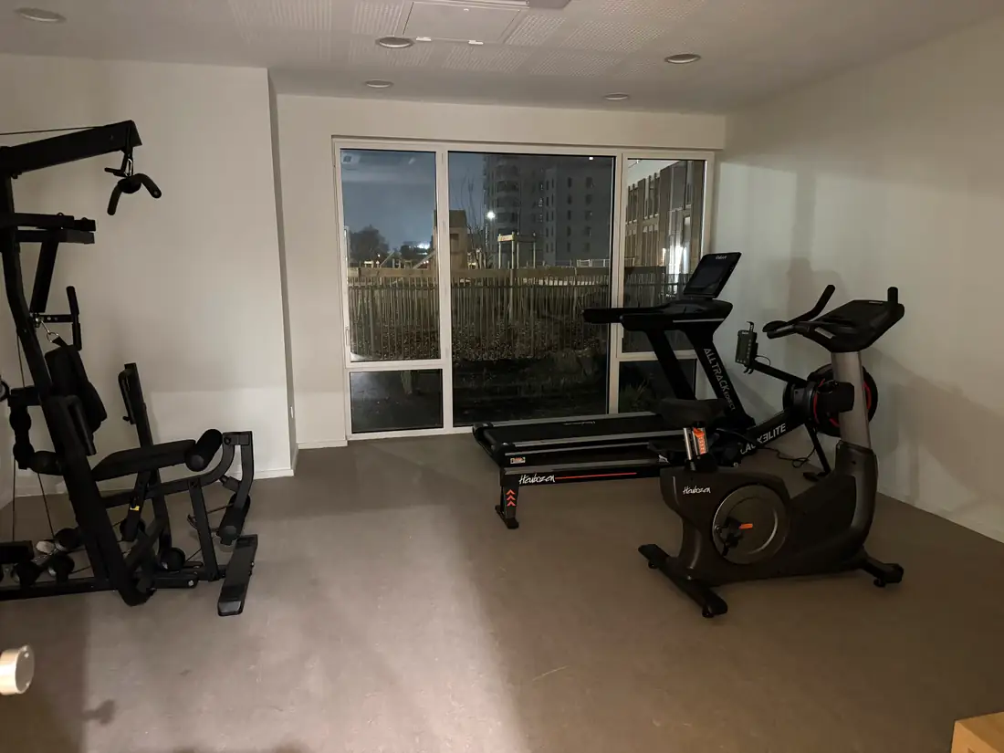 Salle de sport de la résidence Wellcome Cocoon à Lyon 7 : appareil de musculation, tapis de course et vélo